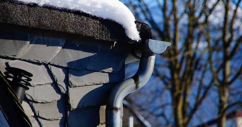 Comment poser une gouttière en zinc soi-même : le guide pas à pas