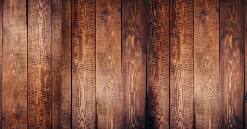 Poncer un meuble en bois sans faire de poussière : les astuces qui changent tout